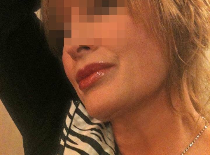 Fan de Johnny, 55 ans, divorcée, cherche homme pour vivre une histoire d’amour